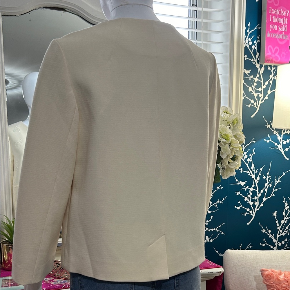 ELEGANT, Women's Cream blazer with gorgeous handmade detailed SWANS in front. - Picture 11 of 14